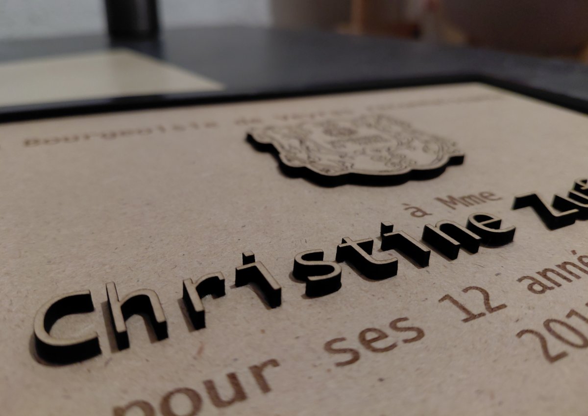 Cadre de remerciement en bois gravée et découpée pour départ de comité, création Alvana Design