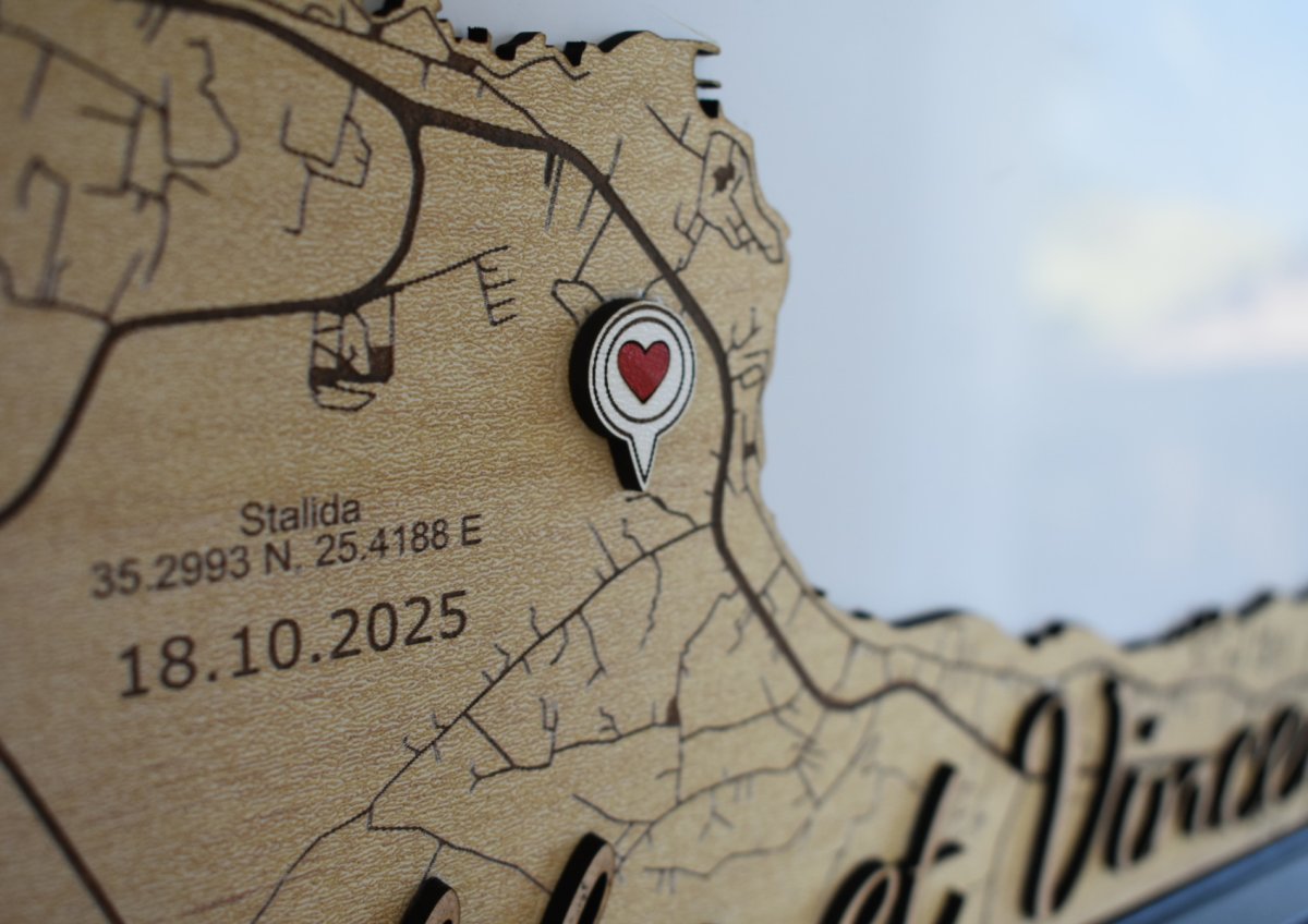 Carte gravée en bois personnalisée pour mariage avec coordonnées et cœur