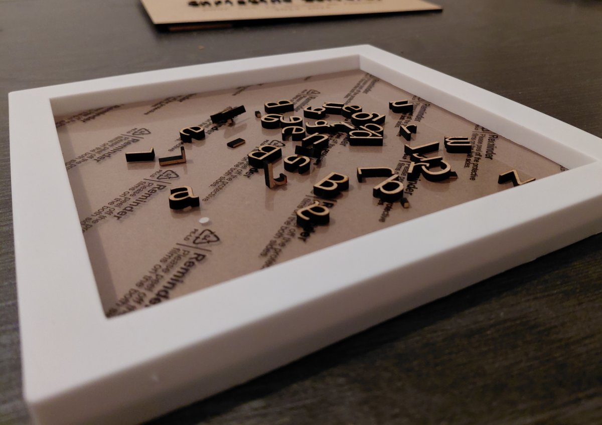 Découpe de lettres en bois pour cadre de remerciement personnalisé, création Alvana Design