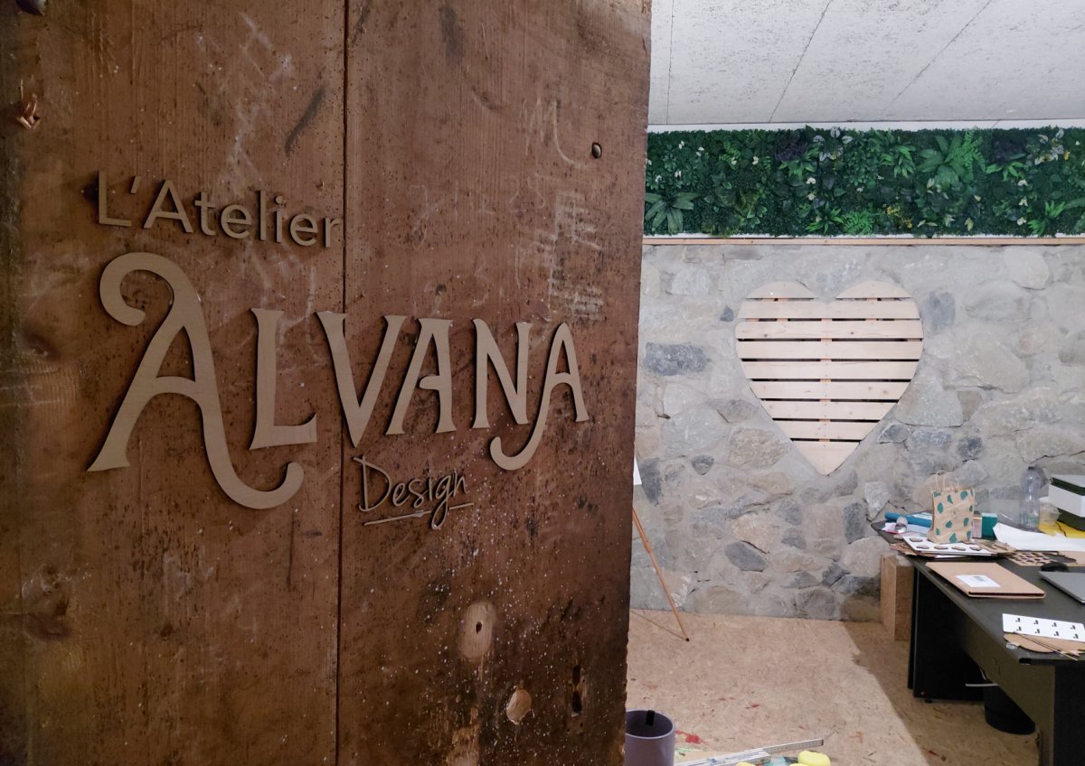 Découpe de lettres en bois pour enseigne signalétique de l’atelier Alvana Design